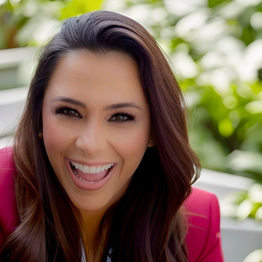 Janaína Issa — Advogada especialista em direito bancário empresarial